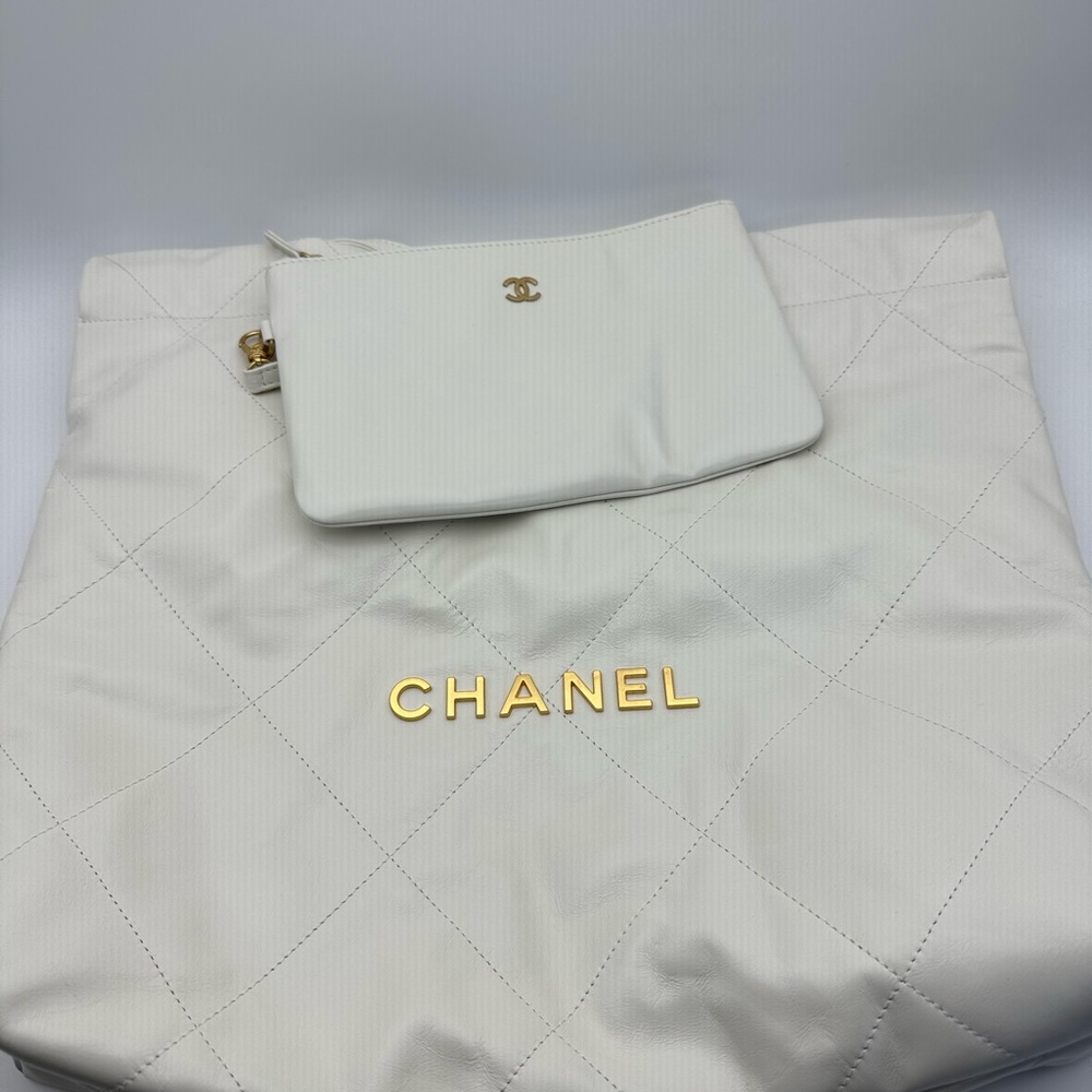 Chanel 22 bag hobo white. Authentic